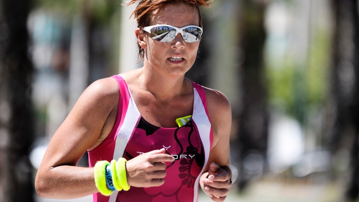 Triatleta corriendo el sector de carrera a pie por el Paseo Marítimo Antonio Bandera de Málaga.